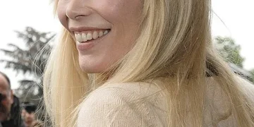 Claudia Schiffer lächelnd bei einem Event