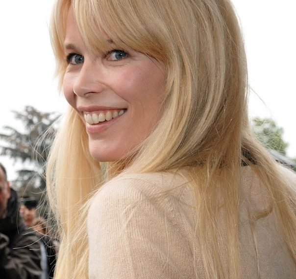 Claudia Schiffer (2009) lächelnd im Halbprofil mit blondem, offenem Haar bei der Chanel-Show im Grand Palais in Paris.