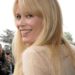 Claudia Schiffer: Vermögen, Karriere, Familie und wie sie heute lebt 2 Claudia Schiffer (2009) lächelnd im Halbprofil mit blondem, offenem Haar bei der Chanel-Show im Grand Palais in Paris.