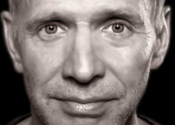 Schwarz-weißes Porträt eines Unternehmers – Glenn Stearns Vermögen und Lebensweg