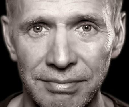 Schwarz-weißes Porträt eines Unternehmers – Glenn Stearns Vermögen und Lebensweg