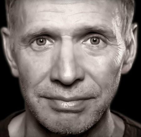 Glenn Stearns Vermögen – wie ein Unternehmer aus schwierigen Verhältnissen 460 Millionen Euro aufbaute 1 Schwarz-weißes Porträt eines Unternehmers – Glenn Stearns Vermögen und Lebensweg