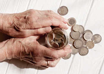 Grundsicherung im Alter Geld Münzen ältere Hände Deutschland finanzielle Situation