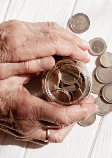 Grundsicherung im Alter Geld Münzen ältere Hände Deutschland finanzielle Situation