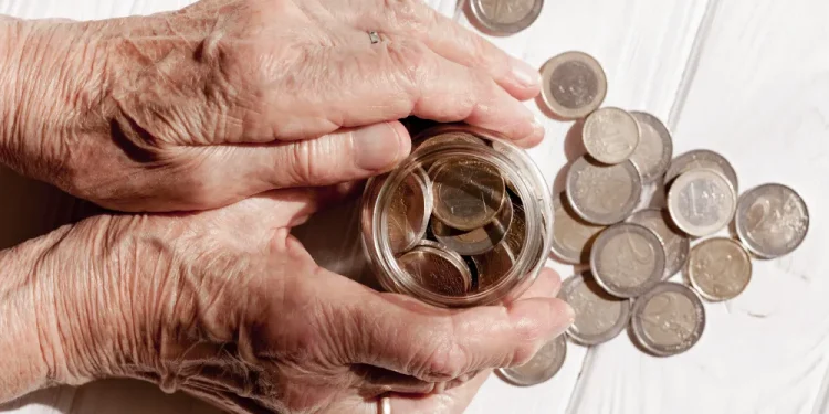 Grundsicherung im Alter Geld Münzen ältere Hände Deutschland finanzielle Situation