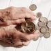 Grundsicherung im Alter Geld Münzen ältere Hände Deutschland finanzielle Situation