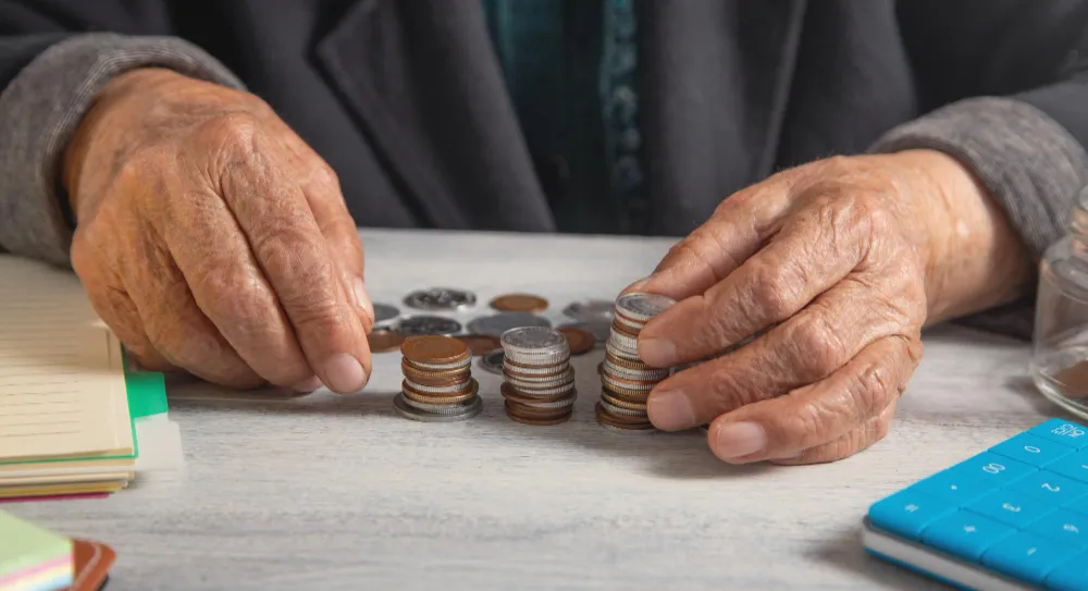 Grundsicherung im Alter Geld zählen Münzen Senioren Deutschland finanzielle Situation