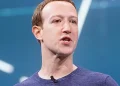 Mark Zuckerberg auf einer Bühne, spricht in ein Mikrofon