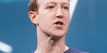 Mark Zuckerberg auf einer Bühne, spricht in ein Mikrofon
