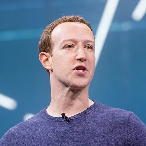 Mark Zuckerberg Vermögen 2026: Meta, Familie, Häuser und Facebook-Imperium 3 500px Mark Zuckerberg F8 2018 Keynote cropped