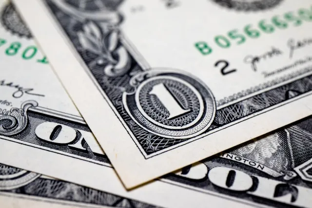Die reichsten Menschen der Welt 2026 – Die aktuelle Milliardärs-Liste 1 US-Dollar-Scheine als Symbol für Reichtum und Milliardenvermögen der reichsten Menschen der Welt