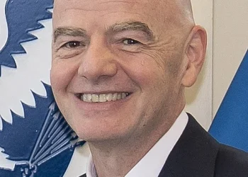 Gianni Infantino, FIFA-Präsident, lächelnd in einem Anzug