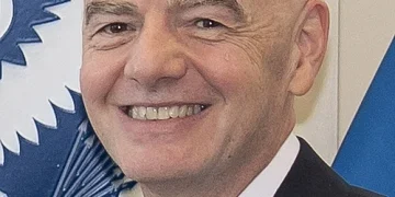 Gianni Infantino, FIFA-Präsident, lächelnd in einem Anzug