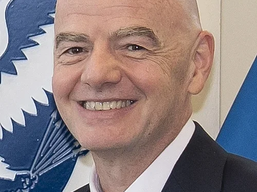 Gianni Infantino, FIFA-Präsident, lächelnd in einem Anzug