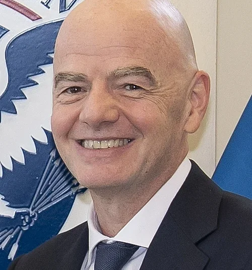 Gianni Infantino, FIFA-Präsident, lächelnd in einem Anzug