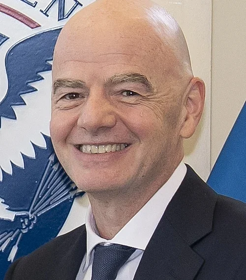 Gianni Infantino, FIFA-Präsident, lächelnd in einem Anzug
