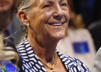 Alice Walton, Walmart-Erbin und Kunstsammlerin, lächelnd bei einem öffentlichen Auftritt