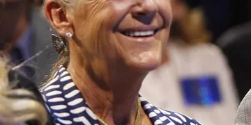 Alice Walton, Walmart-Erbin und Kunstsammlerin, lächelnd bei einem öffentlichen Auftritt