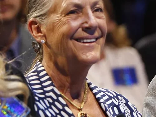 Alice Walton, Walmart-Erbin und Kunstsammlerin, lächelnd bei einem öffentlichen Auftritt