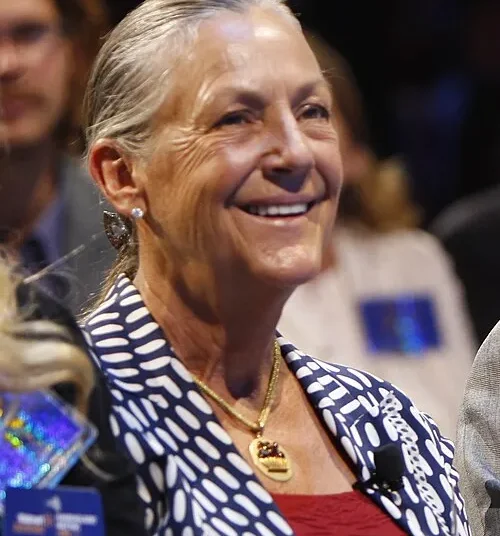 Alice Walton, Walmart-Erbin und Kunstsammlerin, lächelnd bei einem öffentlichen Auftritt