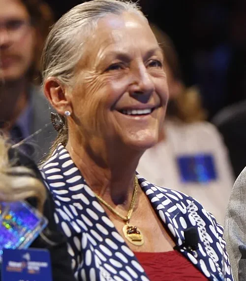 Alice Walton, Walmart-Erbin und Kunstsammlerin, lächelnd bei einem öffentlichen Auftritt