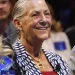 Alice Walton, Walmart-Erbin und Kunstsammlerin, lächelnd bei einem öffentlichen Auftritt