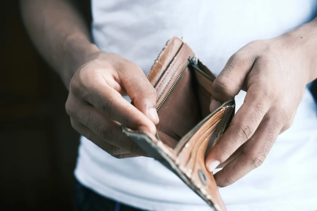 Hilfe bei Überschuldung: Warum Schuldnerberatung und das P-Konto so wichtig sind 2 towfiqu barbhuiya 3aGZ7a97qwA unsplash