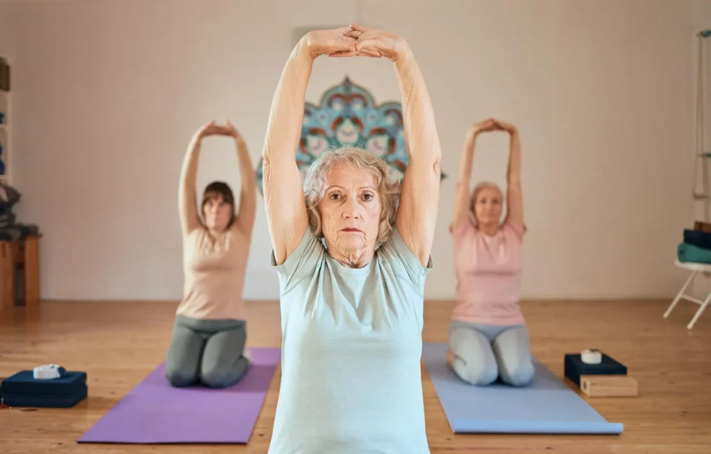 Konsum der Generation 60+: Gesundheit, Reisen und Streaming prägen den Einkaufszettel 3 Seniorinnen der Generation 60+ bei einer gemeinsamen Yoga-Übung