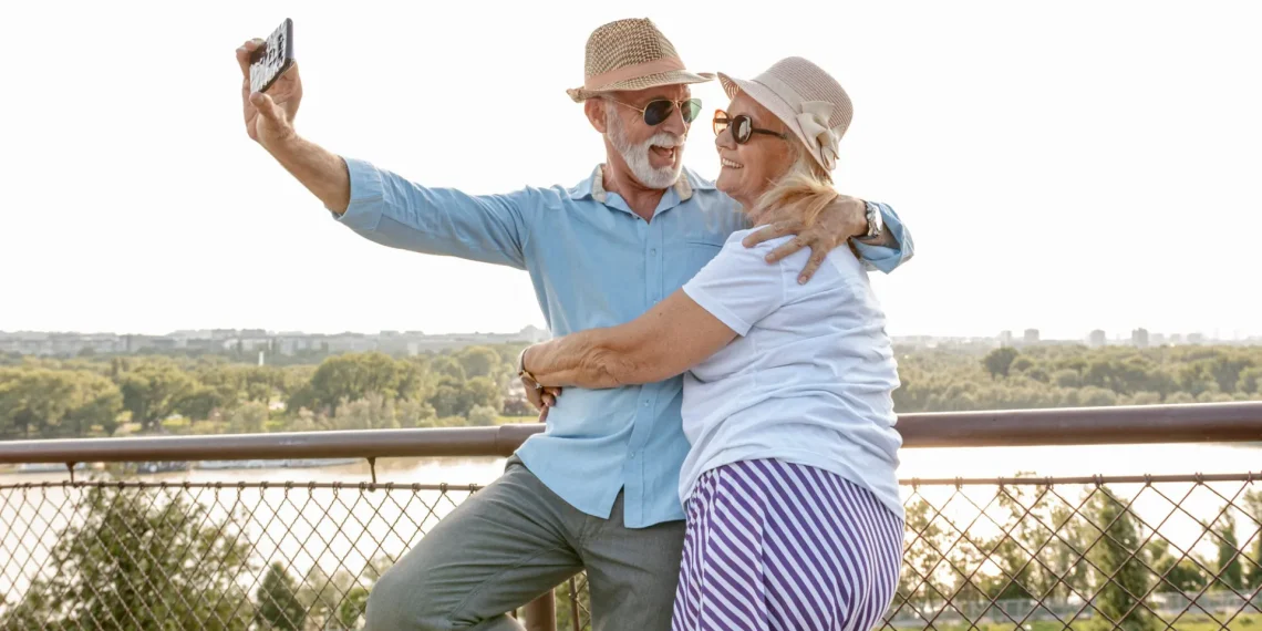 Konsum der Generation 60+: Gesundheit, Reisen und Streaming prägen den Einkaufszettel 1 Aktives Paar der Generation 60+ auf Reisen beim gemeinsamen Selfie