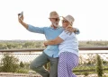 Aktives Paar der Generation 60+ auf Reisen beim gemeinsamen Selfie