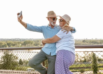 Aktives Paar der Generation 60+ auf Reisen beim gemeinsamen Selfie