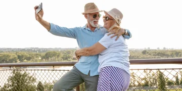 Aktives Paar der Generation 60+ auf Reisen beim gemeinsamen Selfie