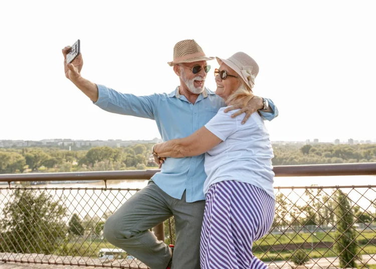 Aktives Paar der Generation 60+ auf Reisen beim gemeinsamen Selfie