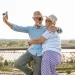 Konsum der Generation 60+: Gesundheit, Reisen und Streaming prägen den Einkaufszettel 5 Aktives Paar der Generation 60+ auf Reisen beim gemeinsamen Selfie
