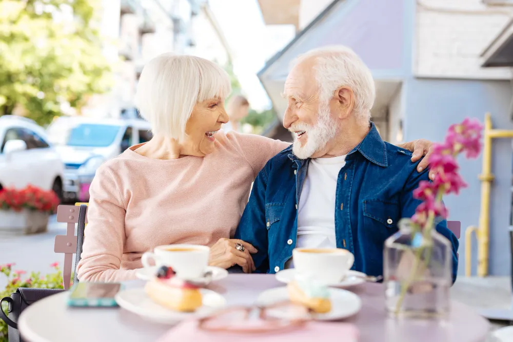 Konsum der Generation 60+: Gesundheit, Reisen und Streaming prägen den Einkaufszettel 2 Älteres Paar der Generation 60+ genießt gemeinsam Kaffee in einem Café