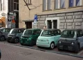 Mehrere Microcars und Mopedautos am Straßenrand