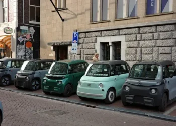 Mehrere Microcars und Mopedautos am Straßenrand