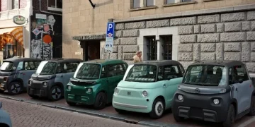 Mehrere Microcars und Mopedautos am Straßenrand