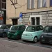 Mehrere Microcars und Mopedautos am Straßenrand