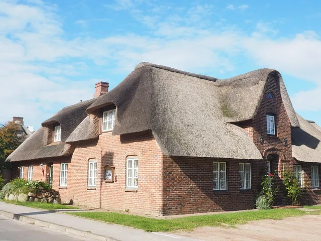 Immobilien-Flut auf Sylt: Warum plötzlich Hunderte Häuser zum Verkauf stehen 2 Typisches Reetdachhaus auf Sylt mit Klinkerfassade als Symbol für den Immobilienmarkt auf der Nordseeinsel
